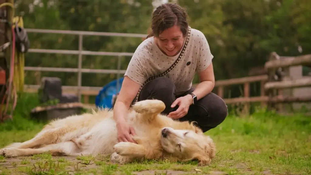 Anja Skau und ein Hund