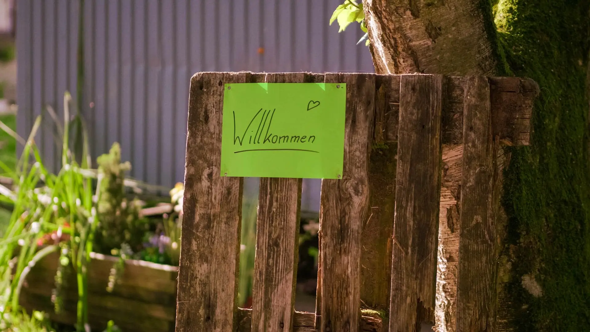 Ein Willkommensschild an der Wand